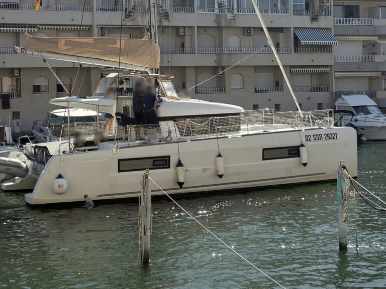 Catamarán Lagoon 40 Araponga amarrado en el canal de Empuriabrava