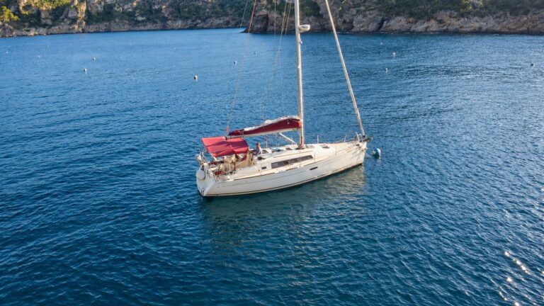 Velero Oceanis 34 Séneca fondeado en Cala Jóncols, Cap de Creus