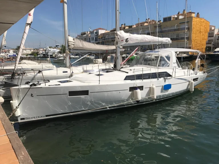 Velero Oceanis 41.1 Targa amarrado en el pantalán de Empuriabrava, Costa Brava