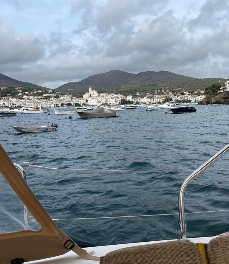 Cadaqués visto desde la bañera de un velero