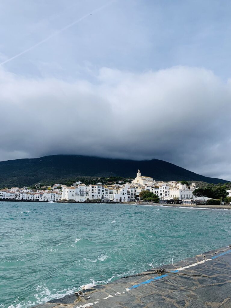 Cadaqués con mar agitado y nubes de tramontana