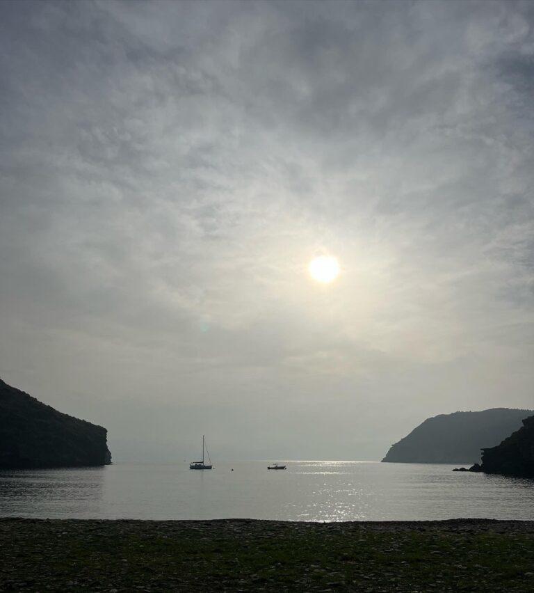 Velero en Cala Jóncols al amanecer, Cap de Creus