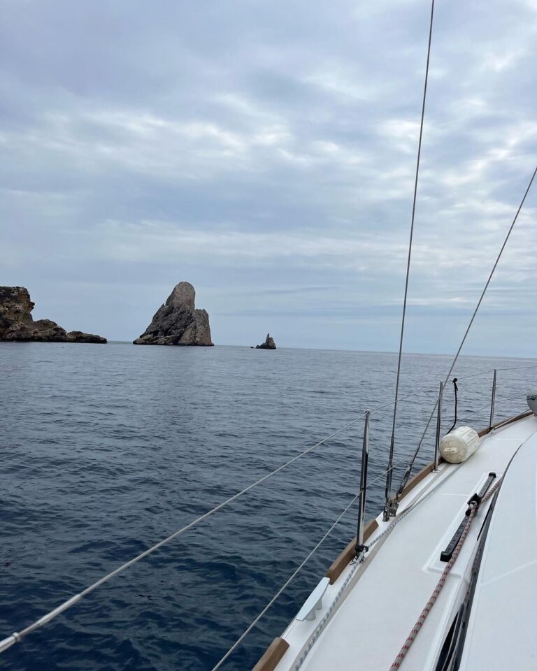 Islotes del Cap Norfeu vistos desde un velero, Parc Natural del Cap de Creus