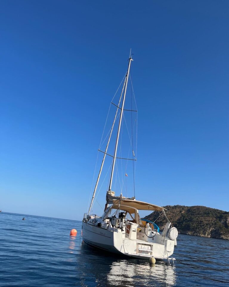 Velero Oceanis 38 amarrado a una boya en Cala Jóncols