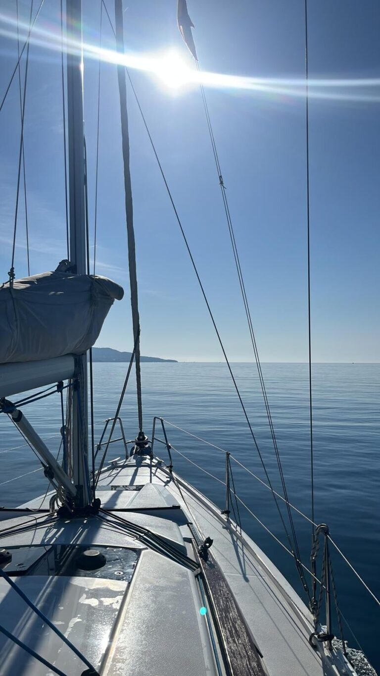 Velero navegando hacia Punta Falconera, en la bahía de Roses