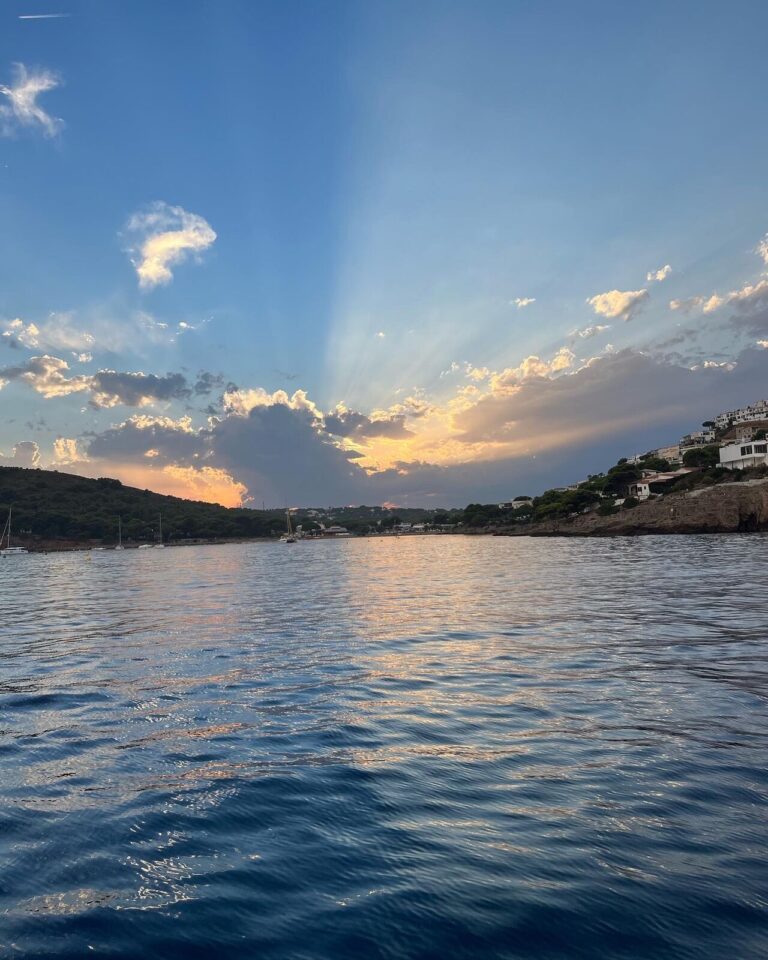 Cala Montgó al atardecer, entre L'Escala y el Montgrí